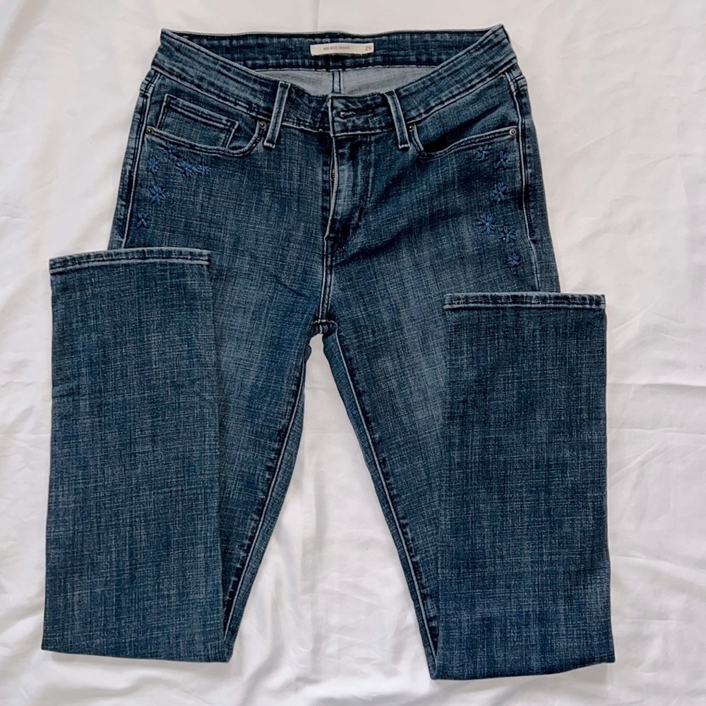 Levi’s Mid Rise Skinny jeans! Size 29W/32L (long) & dark denim!! Like new!!